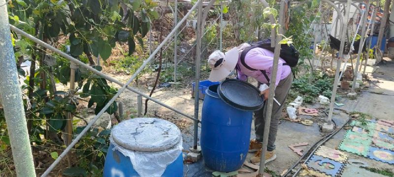 監測人員巡查積水容器是否孳生病媒蚊幼蟲